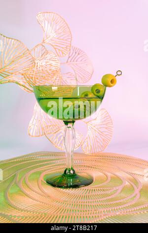 Un tocco Art Deco su un classico: La Green Coupe Glass Martini Foto Stock