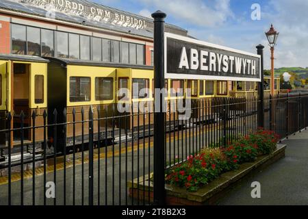 Il materiale rotabile di terza classe e la stazione di Aberystwyth segnalano presso la vale of Rheidol Railway, Aberystwyth, Galles del Nord Foto Stock