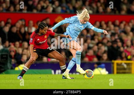 Alex Greenwood (a destra) del Manchester City e Geyse del Manchester United si battono per il pallone durante il Barclays Women's Super League match all'Old Trafford, Manchester. Data foto: Domenica 19 novembre 2023. Foto Stock