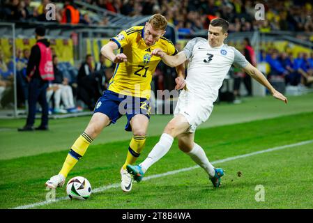 Stoccolma, Svezia. 19 novembre 2023. Dejan Kulusevski (L) e Artur Pikk di Estland in azione durante la partita di calcio di qualificazione UEFA EURO 2024 gruppo F tra Svezia ed Estonia alla Friends Arena di Stoccolma, Svezia, il 19 novembre 2024. Foto: Christine Olsson/TT/code 10430 credito: TT News Agency/Alamy Live News Foto Stock