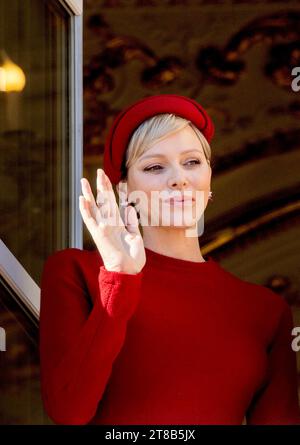 Monaco Ville, Monaco. 19 novembre 2023. Principessa Charlene di Monaco sul balcone del Palazzo Principesco di Monaco-Ville, il 19 novembre 2023, durante le celebrazioni della giornata nazionale di Monaco credito: Albert Nieboer/Netherlands OUT/Point de Vue OUT/dpa/Alamy Live News Foto Stock