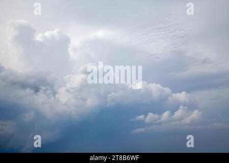 cielo, nuvole soleggiate, nuvole bianche e blu Foto Stock