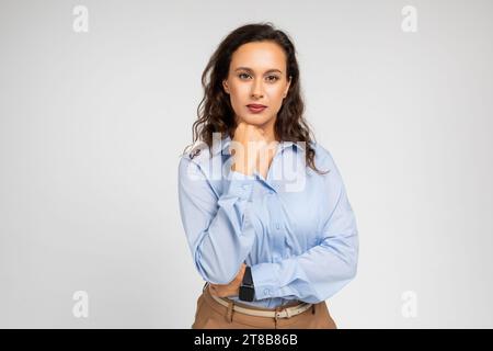 Pensive seria giovane donna d'affari europea, insegnante di abbigliamento formale pensa Foto Stock