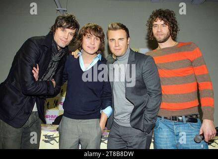 La band pop britannica Take That incontra i loro fan all'HMV di Manchester, Regno Unito, dopo essersi riformata senza Robbie Williams. Foto Stock