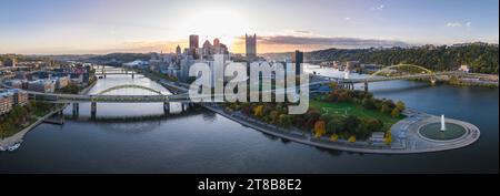 Alba su Pittsburgh, Pennsylvania in autunno Foto Stock