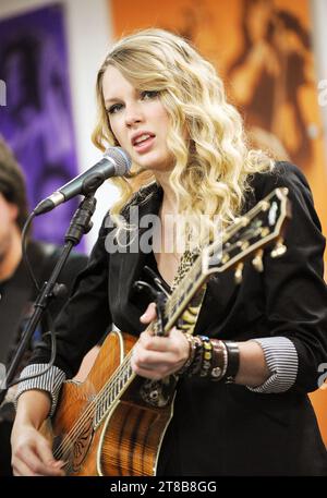 La cantante statunitense Taylor Swift, che vende al primo posto, si esibisce in un breve concerto acustico privato a Manchester. ESCLUSIVO 19/02/2009 PIC :Paul Burrows Foto Stock