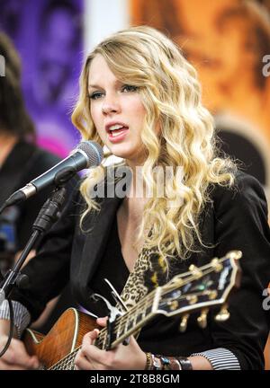 La cantante statunitense Taylor Swift, che vende al primo posto, si esibisce in un breve concerto acustico privato a Manchester. ESCLUSIVO 19/02/2009 PIC :Paul Burrows Foto Stock