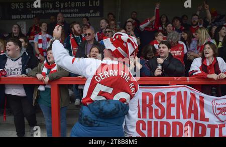 Crawley Regno Unito 19 novembre 2023 - tifosi dell'Arsenal durante la partita di calcio femminile Barclays Super League tra Brighton e Hove Albion e Arsenal al Broadfield Stadium di Crawley : Credit Simon Dack /TPI/ Alamy Live News Foto Stock