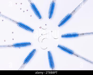 Accessori per prolunghe ciglia.spazzole blu, ciottoli e ciglia Foto Stock