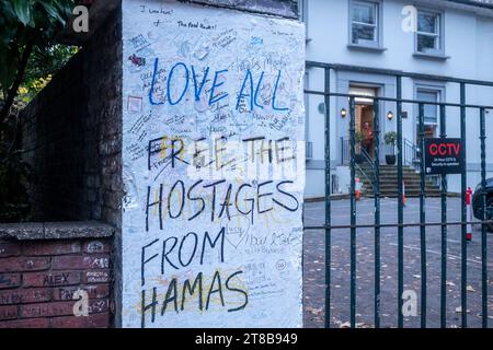 Londra, Abbey Road StudiosUK 19 novembre. Sulle pareti di confine dei famosi Abbey Road Studios, i sostenitori pro Israele hanno scritto "libera gli ostaggi ora" graffiti sulla scia degli ostaggi israeliani presi da Hamas il 7 ottobre. Crediti: Rena Pearl/Alamy Live News Foto Stock