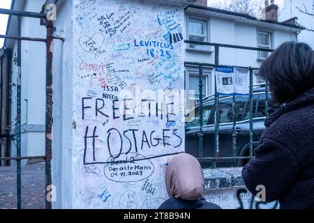 Londra, Abbey Road StudiosUK 19 novembre. Sulle pareti di confine dei famosi Abbey Road Studios, i sostenitori pro Israele hanno scritto "libera gli ostaggi ora" graffiti sulla scia degli ostaggi israeliani presi da Hamas il 7 ottobre. Crediti: Rena Pearl/Alamy Live News Foto Stock