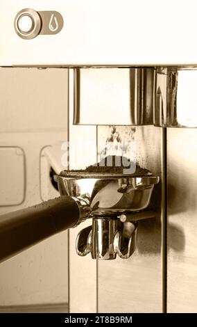 macchina per espresso che versa il caffè sul tavolo Foto Stock