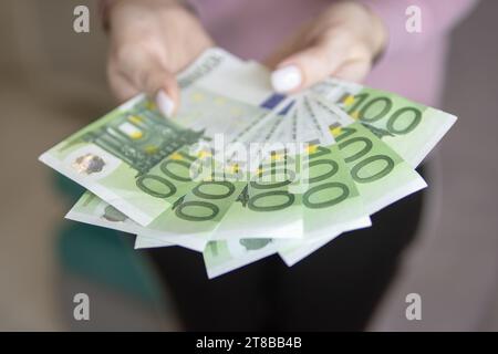 L'uomo tiene fuori euro primo piano foto di alta qualità Foto Stock