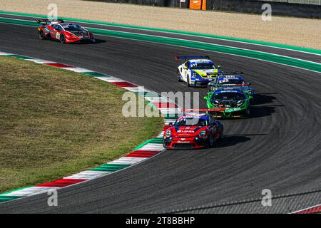 Foto scattata al circuito del Mugello durante una sessione di gara del campionato italiano GT4 Foto Stock