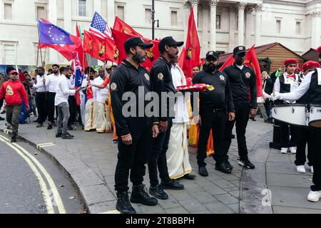 Londra, Regno Unito. 19 novembre 2023 i Tamil britannici si riuniscono a Trafalgar Square, portando bandiere Tamil Tiger e radunando per un'elam Tamil indipendente. © Simon King/ Alamy Live News Foto Stock