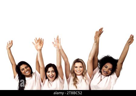 Diversità multiculturale e amicizia. Gruppo multietnico di donne felici che alzano la mano su sfondo bianco Foto Stock