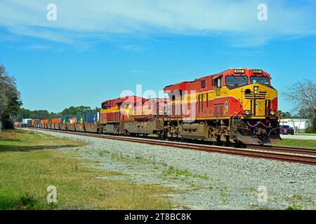 Un treno merci intermodale della Florida East Coast Railroad diretto a sud passa davanti all'aeroporto di Saint Augustine mentre esce da Jacksonville Yard. Foto Stock