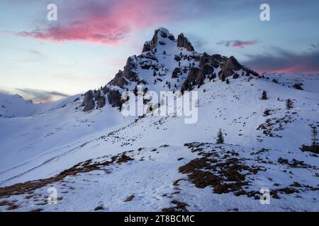 Vista panoramica della vetta del monte Ciucas al tramonto in inverno, Carpazi, Romania Foto Stock