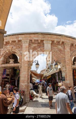 Ingresso settentrionale al Muristan, Suq Aftimos, un complesso di strade e negozi nel quartiere cristiano della città vecchia di Gerusalemme, Israele. Foto Stock