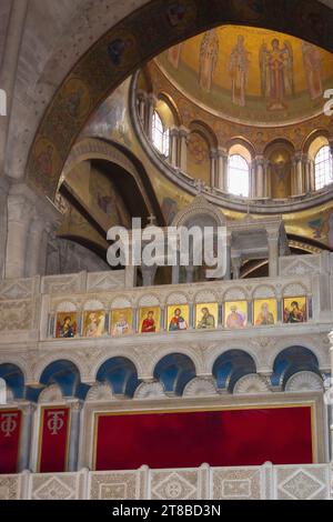 La Chiesa del Santo Sepolcro, nota anche come Chiesa della Resurrezione, quartiere cristiano, città vecchia di Gerusalemme. Dettaglio dell'interno sopra la sto Foto Stock