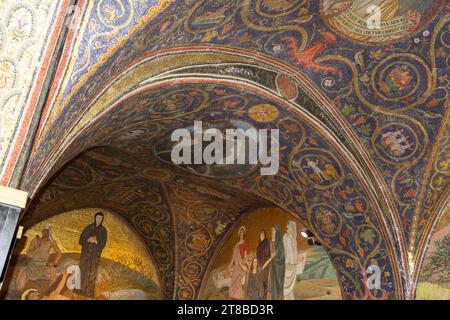 La Chiesa del Santo Sepolcro, nota anche come Chiesa della Resurrezione, quartiere cristiano, città vecchia di Gerusalemme, Israele. Dettaglio del soffitto Foto Stock