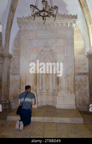 Monte Sion, Gerusalemme, Israele. L'uomo che prega nel Cenacolo, detto anche Cenacolo superiore, tradizionalmente ritenuto il luogo dell'ultima cena. Foto Stock