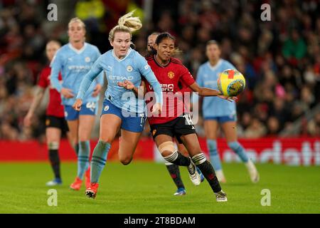 Lauren Hemp (a sinistra) del Manchester City e Jayde Riviere del Manchester United si scontrano per il pallone durante il Barclays Women's Super League match all'Old Trafford, Manchester. Data foto: Domenica 19 novembre 2023. Foto Stock