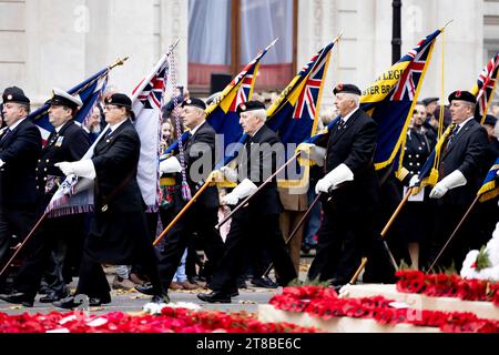 Londra, Regno Unito. 19 novembre 2023. I militari vedevano marciare intorno al cenotafio mentre la cerimonia iniziava nel centro di Londra. Una cerimonia annuale AJEX e il servizio di parata da parte del rabbino capo di Londra si tennero al Cenotafio in memoria degli ebrei che combatterono per la Gran Bretagna nelle due grandi guerre. Credito: SOPA Images Limited/Alamy Live News Foto Stock