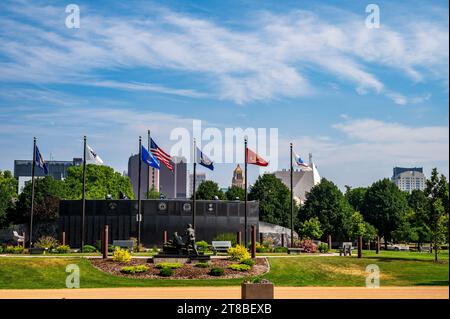 Veterans Memorial, US Military Flags e Skyline di Rochester, Minnesota, in estate Foto Stock