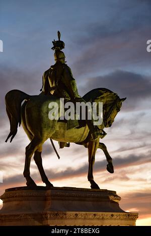 Una statua equestre, in onore del primo re d'Italia, Vittorio Emanuele II, si erge orgogliosamente contro un cielo drammatico nella città di Roma, Italia, Europa. Foto Stock