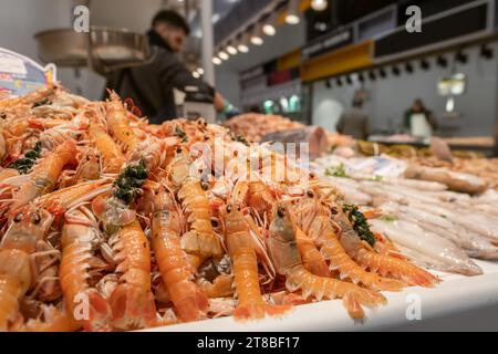 Primo piano di gamberi freschi in una bancarella nel mercato centrale di Atarazanas a Malaga, Spagna. Foto Stock