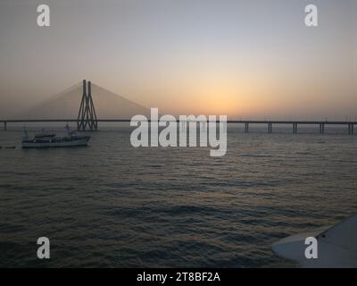 Il Bandra-Worli Sea Link è un ponte strallato lungo 5,6 km e largo 8 corsie che collega Bandra nei sobborghi occidentali di Mumbai a Worli nella Mamma meridionale Foto Stock