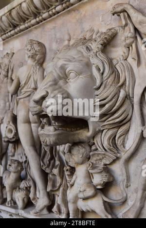 Sarcofago in marmo scolpito con una processione Bacchic e teste di leone, opera impressionante nel cortile ottagonale dei Musei Vaticani, Italia, Roma. Foto Stock