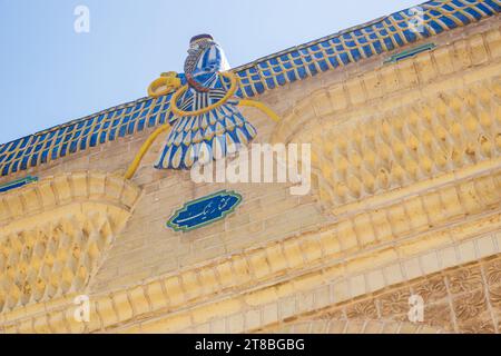 Antico simbolo religioso zoroastriano sul tetto del Museo di storia zoroastriana di Yazd, Iran Foto Stock