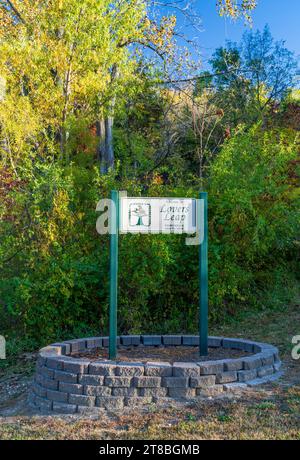 Hannibal, Missouri - 20 ottobre 2023: Cartello all'ingresso della strada per il Lovers Leap Overlook di Hannibal, Missouri Foto Stock