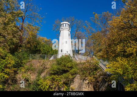 Struttura bianca del faro commemorativo di Mark Twain su una scogliera sopra Hannibal, nel Missouri, vicino al fiume Mississippi Foto Stock