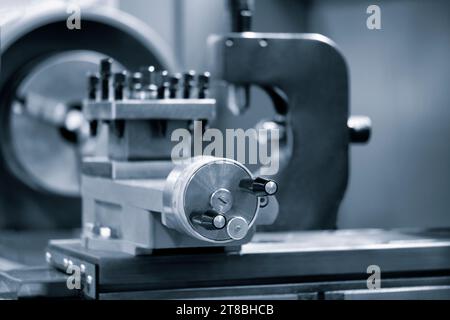 Viti a ricircolo di sfere per macchine CNC in tonalità blu Foto Stock