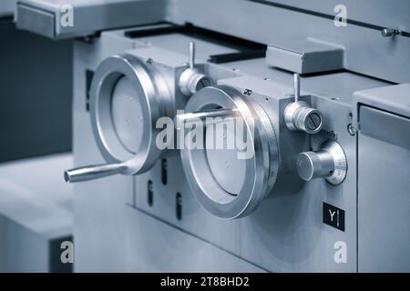 Viti a ricircolo di sfere per macchine CNC in tonalità blu Foto Stock