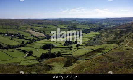 guardando a sud da rosedale, dirigiti verso rosedale moor nel nord york moors yorkshire, giorno soleggiato, panorama elevato di settembre Foto Stock