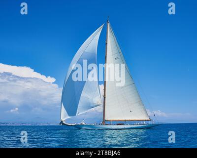 Classico yacht a vela in legno CAMBRIA con spinnaker alla regata di yacht classica Voiles d'Antibes del 2023 nel sud della Francia. Foto Stock