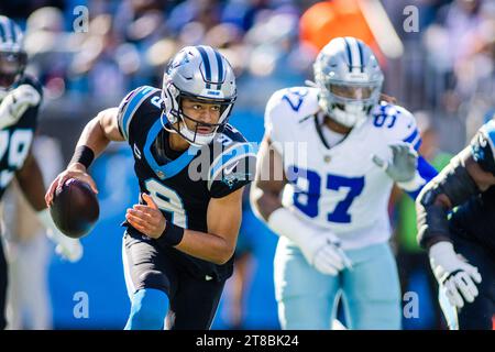 Charlotte, NC, USA. 19 novembre 2023. Il quarterback dei Carolina Panthers Bryce Young (9) corre con il pallone contro i Dallas Cowboys durante la prima metà del match NFL a Charlotte, NC. (Scott Kinser/Cal Sport Media). Credito: csm/Alamy Live News Foto Stock