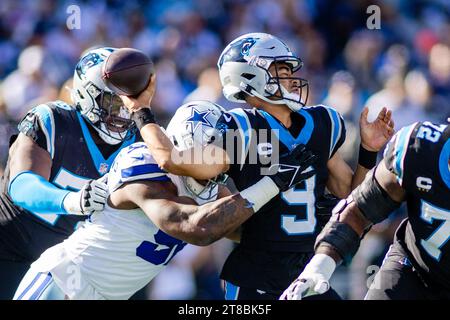 Charlotte, NC, USA. 19 novembre 2023. Il defensive tackle dei Dallas Cowboys osa Odighizuwa (97) colpì il quarterback dei Carolina Panthers Bryce Young (9) mentre lanciò nel primo quarto della partita NFL a Charlotte, NC. (Scott Kinser/Cal Sport Media). Credito: csm/Alamy Live News Foto Stock