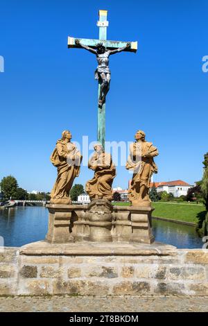 Statue sul più antico ponte storico in pietra della città di Pisek, nella locale Písek, attraverso il fiume Otava, nella Repubblica Ceca Foto Stock