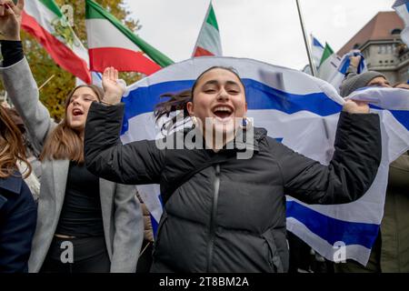 Berlino, Germania. 19 novembre 2023. Manifestazione pro-Israele contro la guerra tra Israele e Hamas. La protesta, riunendosi sotto slogan come "liberare gli ostaggi", "Israele combatte contro il terrore nella Striscia di Gaza, "" e "liberare Gaza da Hamas", attirò una folla diversificata a Wittenbergplatz. I partecipanti, compresi membri della comunità israeliana e sostenitori, si sono riuniti per esprimere solidarietà a Israele in un evento caratterizzato da un'atmosfera vibrante. (Immagine di credito: © Michael Kuenne/PRESSCOV via ZUMA Press Wire) SOLO USO EDITORIALE! Non per USO commerciale! Foto Stock