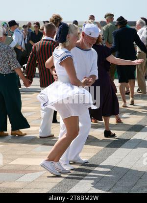 Ballare sul lungomare, al Lytham 1940s Wartime Festival, Lytham Green, Lytham St Annes, Lancashire, Regno Unito, Europa nell'estate del 2023 Foto Stock