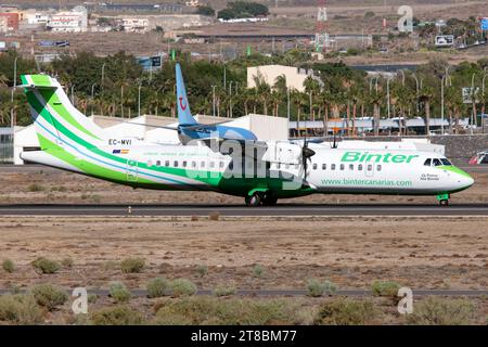 Un ATR 72-600 Binter Canarias è appena atterrato all'aeroporto di Tenerife Sur-Reina Sofía. 26 ATR 72 e 5 Embraers 190 nella flotta di Binter. Foto Stock