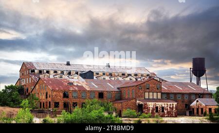 Paesaggio con strutture minerarie ed edifici abbandonati presso il Missouri Mines State Historic Site a Park Hills, Missouri Foto Stock