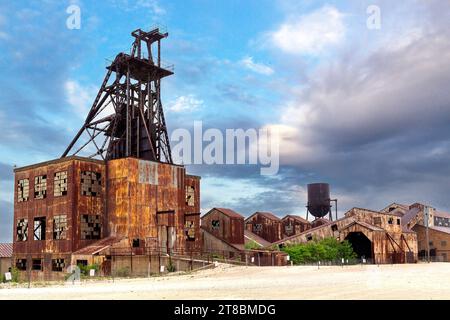 Paesaggio con strutture minerarie ed edifici abbandonati presso il Missouri Mines State Historic Site a Park Hills, Missouri Foto Stock