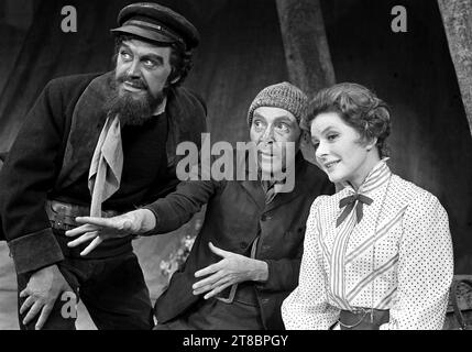 Foto datata 15/2/1971 dell'attrice svedese Ingrid Bergman, nel ruolo di Lady Cicely Waynflete, iwith Kenneth Williams, nel ruolo di Drinkwater e Joss Ackland nel ruolo del capitano Brassbound (a sinistra), durante una prova generale al Cambridge Theatre di Londra, per un revival di 'Captain Brassbound's Conversion' di Bernard Shaw. L'attore britannico Joss Ackland è morto all'età di 95 anni, la sua famiglia ha detto in una dichiarazione. Data di emissione: Domenica 19 novembre 2023. Foto Stock