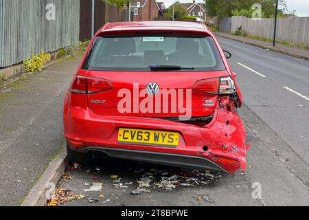 Pontypridd, Galles - 28 ottobre 2023: Parte posteriore di una VW Golf car danneggiata in un incidente. Foto Stock